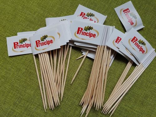 Bandiere Di Vari Tipi Di Stuzzicadenti Italiani. Souvenir Dall'italia