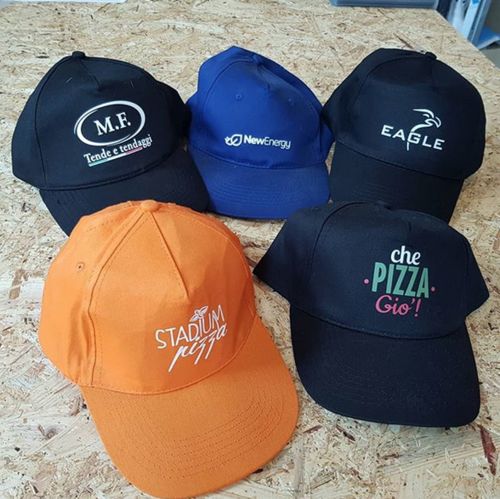 cappellini con logo con stampa o ricamo - Tipografia low cost